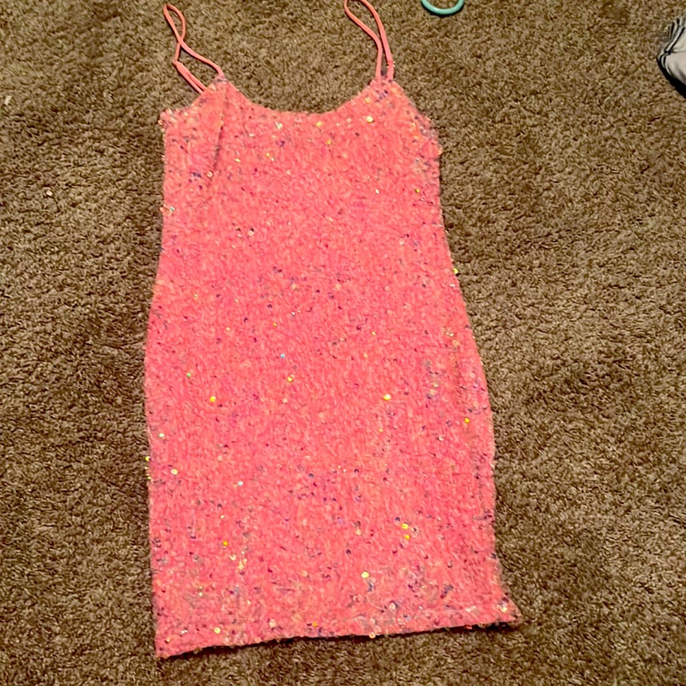 Wore this for homecoming once and don’t need it anymore (: